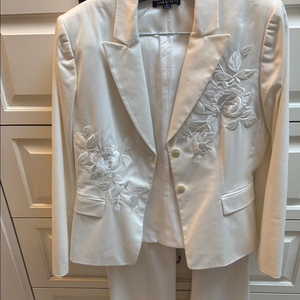 Tahari white pantsuit with embroidery